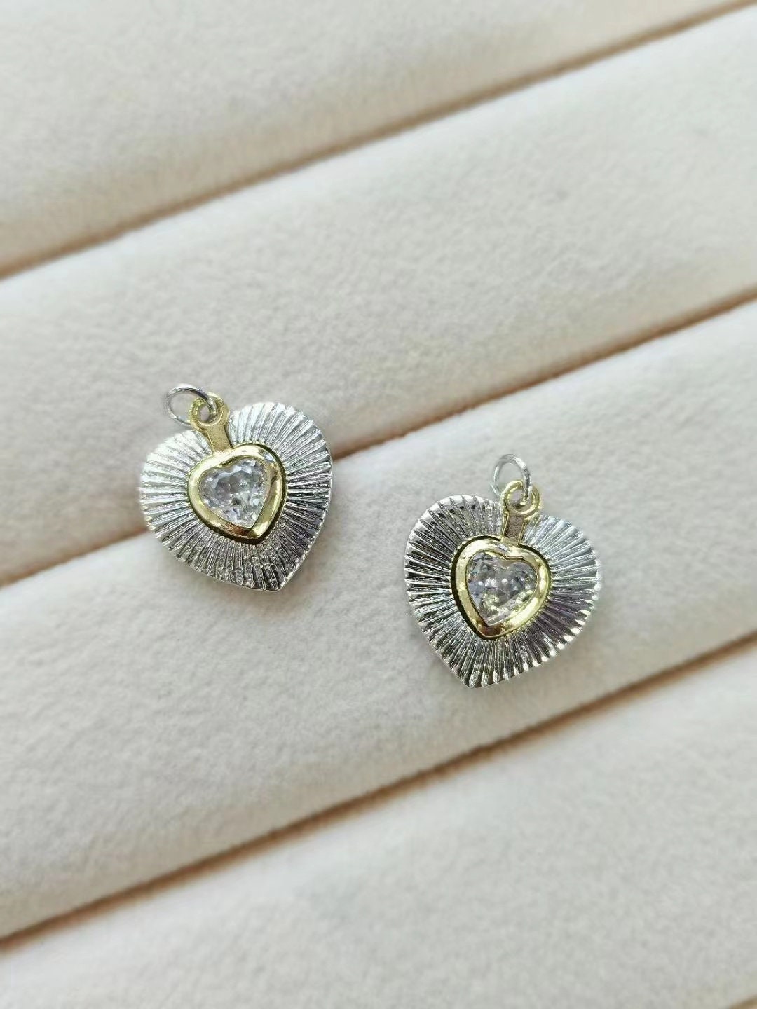 Gold Sacred Heart Charms,18K Gold Filled sacred heart Pendant,sacred heart Charm Bracelet Necklace for DIY Jewelry Making Sup